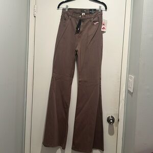Brand New with Tags – Stylish High-Waisted Flare Jeans